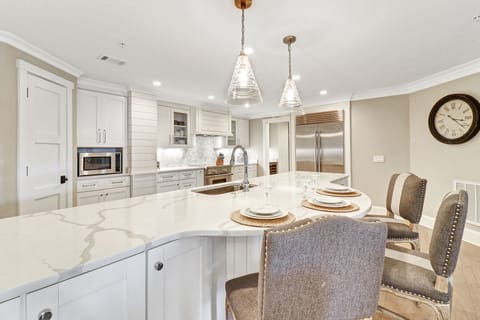 101 Seacrest | Kitchen Seating - 101 Seacrest | Kitchen Seating