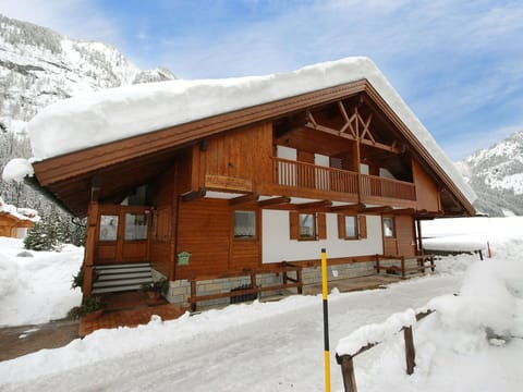 Snow, Cloud, Sky, Building, Property, Mountain, Window, House, Wood, Slope