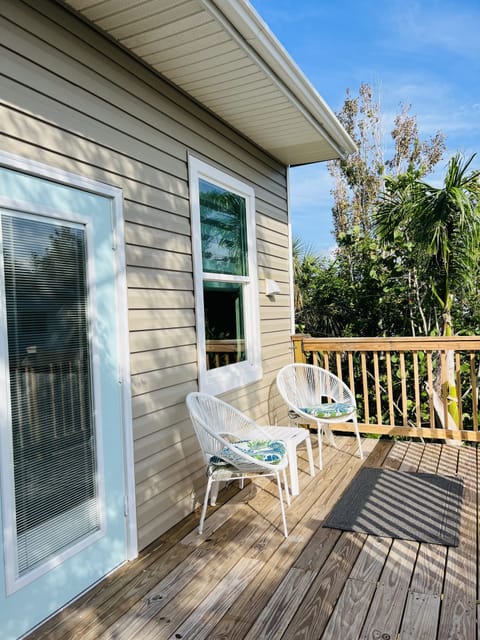 Front Deck area elevated among the Trees