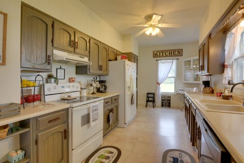 Kitchen | Cooking Basics | Coffee Maker | Paper Towels/Trash Bags Provided