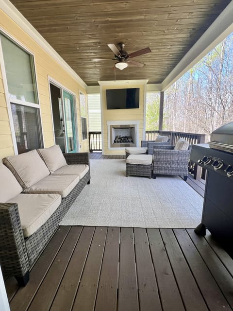 Large, covered back deck with 55” smart Samsung TV, gas fire place & gas grill.