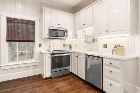 Lots of small appliances for your cooking needs