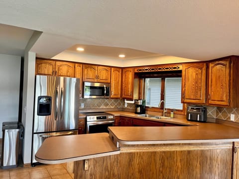 Lake-Facing Kitchen - Brand new Oven/Stove, Microwave and Dishwasher.
