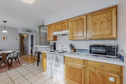 Microwave, stove/oven