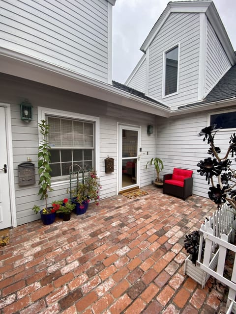 Quiet four unit complex with private entrances