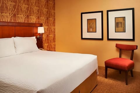 King sized bed. Exact unit will be assigned upon arrival. Views, colors and decor may vary.