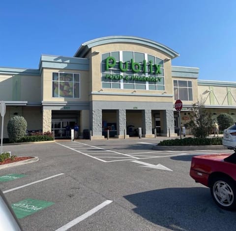 Local Publix grocery store only 2 miles away 