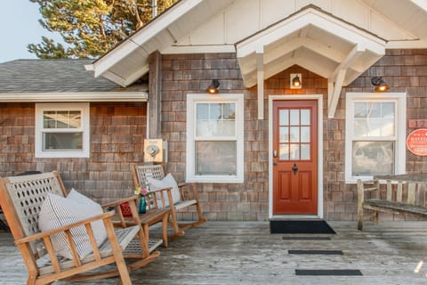Welcome to the Red Door Cottage - steps to town and the beach