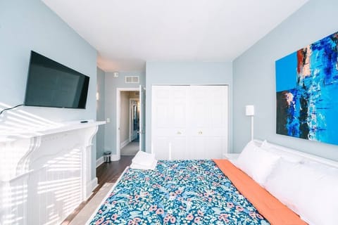 Master Bed Queen ROKU TV