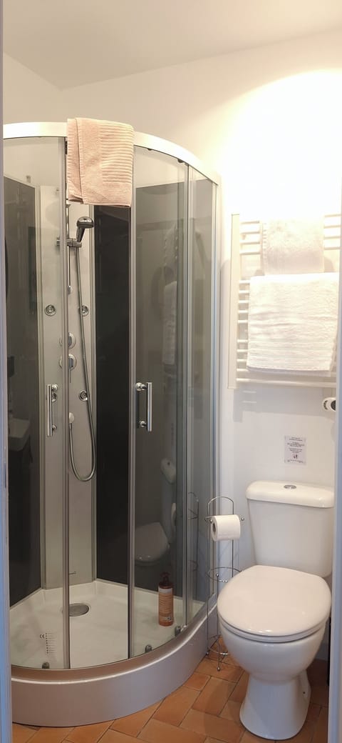 Bedroom 4 ensuite (2)