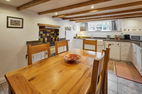 Hampdon Cottage, Staithes - Host & Stay