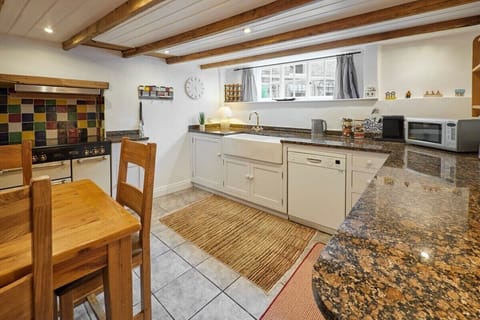 Hampdon Cottage, Staithes - Host & Stay
