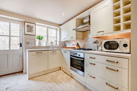 Masters House Kitchen - StayCotswold