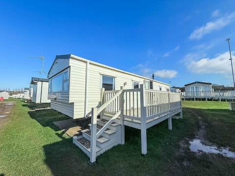 Experience the ultimate comfort and relaxation with this dog-friendly 8 berth caravan with decking at Manor Park Holiday Park in Hunstanton.