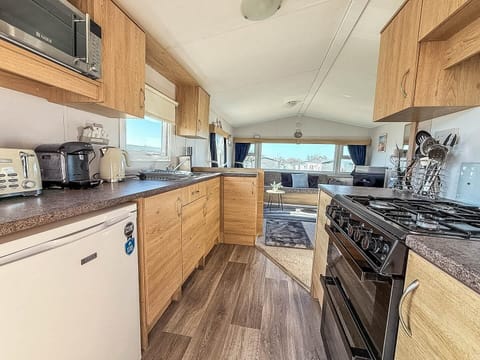 This family-friendly design ensures that you can cook, dine, and relax together, making it easy to keep an eye on the little ones while preparing a meal.