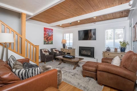 Welcome to Pinewood 124 - a spacious 3BD 2BA condo near downtown & ski lifts