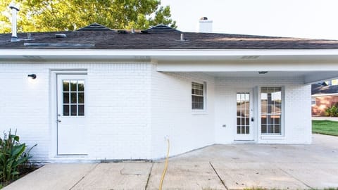 Our back patio is now adorned with dining for 6.