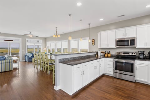The well-stocked kitchen with countertop seating for 3