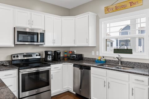 The well-stocked kitchen with countertop seating for 3