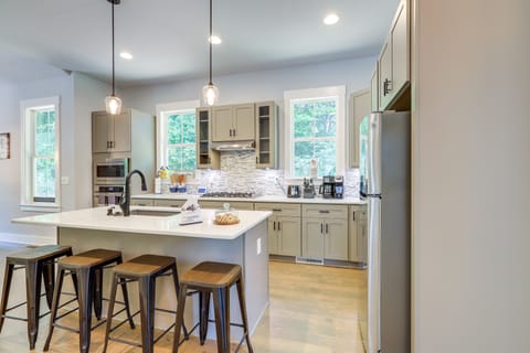 Kitchen | Equipped w/ Cooking Essentials