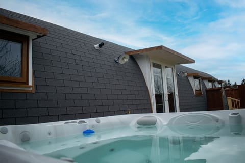 Hot Tub / whirlpool bath (Outdoor)