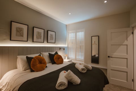 Mirror, shelf and plug socket for getting ready!