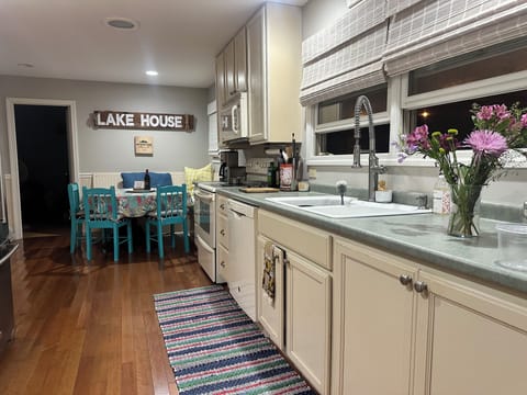 Kitchen w breakfast nook, dishwasher/refrigerator has filtered water w ice maker