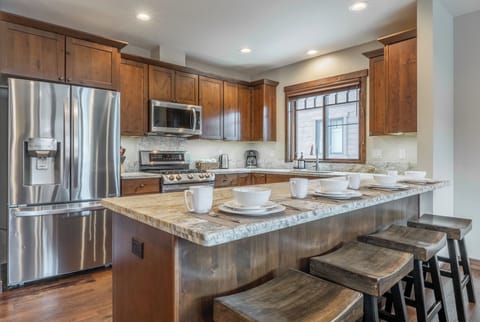 The oversized peninsula invites casual breakfasts, après-ski snacks, and conversation while meals come together.