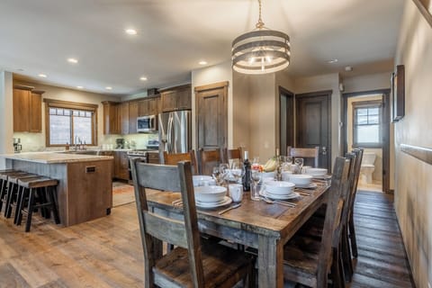 From kitchen bar to dining table, this layout keeps meals social and effortless.