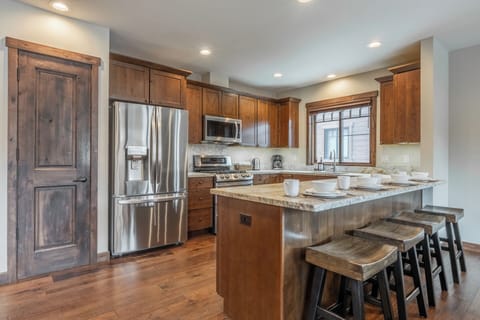Designed for both ease and entertaining, the Double Black kitchen opens seamlessly to dining and living areas — ideal for everything from quick breakfasts to celebratory dinners.
