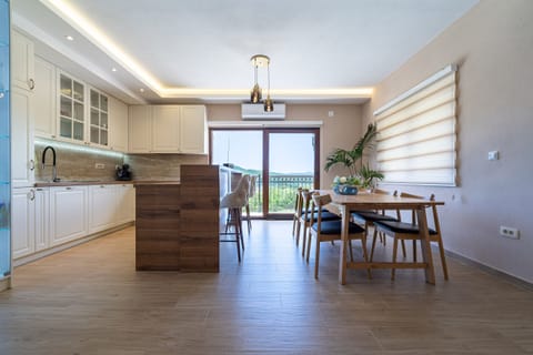 Very airy and bright dining area and kitchen 