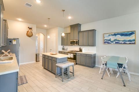 Kitchen | Dining Area | Microwave | Ice Maker