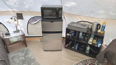 Fridge & Freezer, Microwave, Utenils, Hot Plate, Alexa Dot, Coffee, Coffee Maker, Kettle and more.