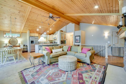 Living Room | 2nd Floor | Free WiFi | Central A/C