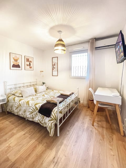 Room equipped with connected TV (Netflix, etc.), work space and kitchenette