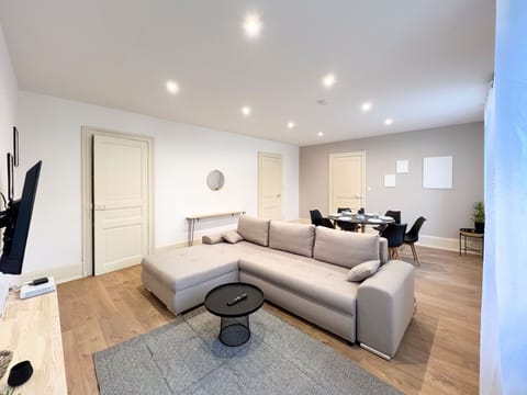 Large living room with dining area (1)