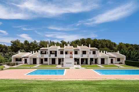 Imagine after exploring the city of Portimão sitting back and enjoying the warm sun and the freshwater #pool #sun #algarve #airbnb