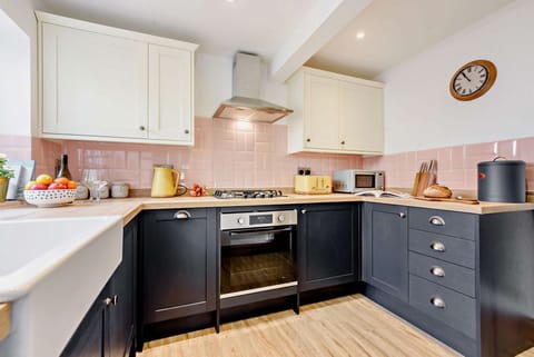 Wren Cottage Kitchen - StayCotswold