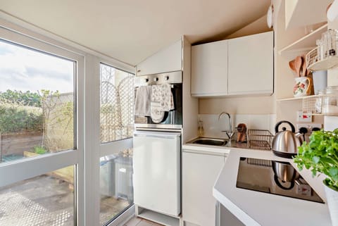 Pyatt's Pad Kitchen - StayCotswold