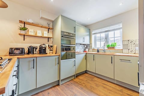 Ross House Kitchen - StayCotswold