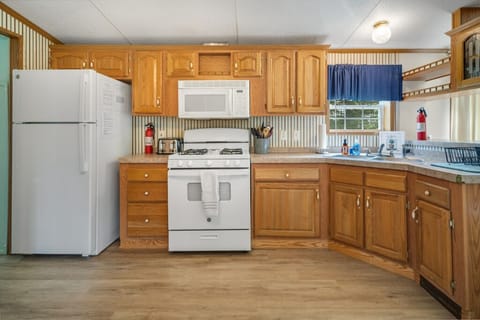 A charming and compact kitchen in the Cottage, perfect for light meals.