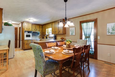 Dining Area | Dining Table | Dishware/Flatware