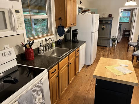 Kitchen with everything you need. 