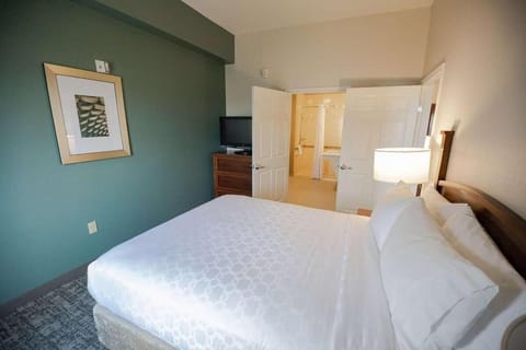 Unit with King size bed. Exact unit will be assigned upon arrival. Views, colors and decor may vary.