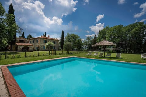 Amenities, Autumn, Building Exterior, Garden, Pool, Spring, Summer