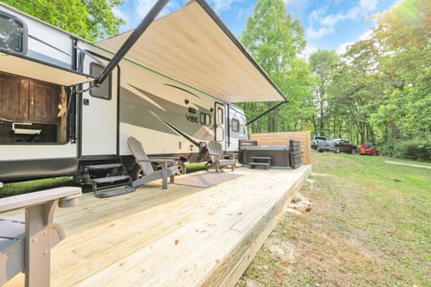 Front deck with wet bar