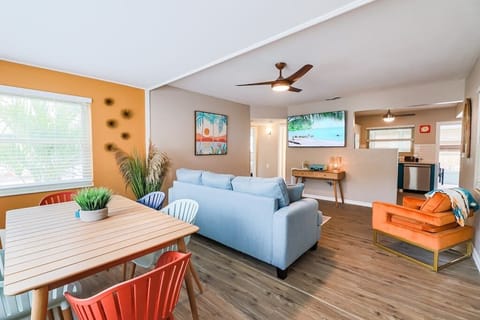 Main living room with queen sleeper sofaa