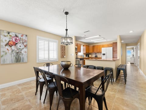 Dining Area - Seating for 8