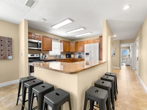 Breakfast Bar - Seating for 6