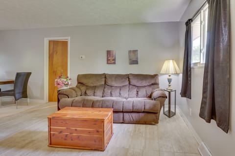 Youngstown Vacation Rental | 1BR | 1BA | 1 Step required for Access | 600 Sq Ft